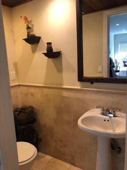 Lovely 2 Bedroom Home With a Pool - image 4