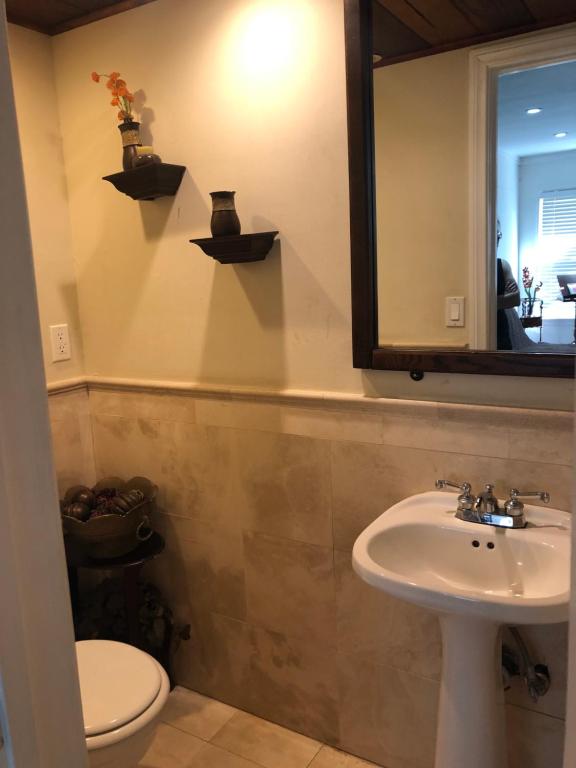 Lovely 2 Bedroom Home With a Pool - image 4