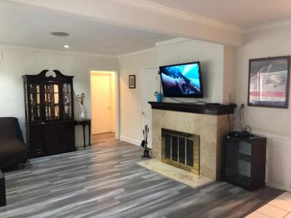 Lovely 2 Bedroom Home With a Pool - image 5
