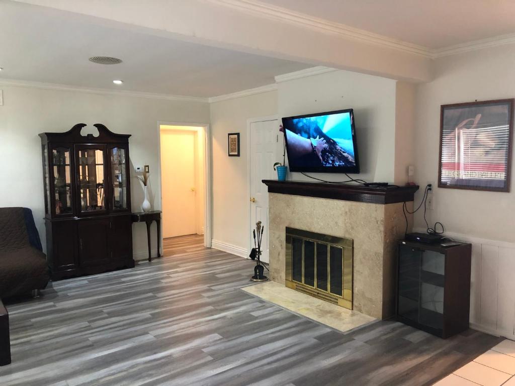 Lovely 2 Bedroom Home With a Pool - image 5