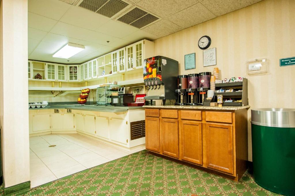 Greystone Inn & Suites - image 4