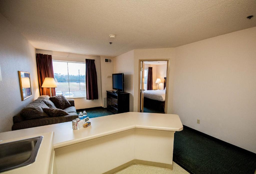 Greystone Inn & Suites - image 6