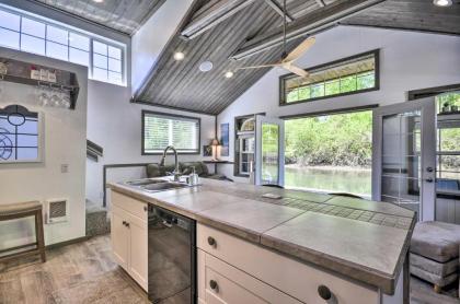 Floating Home on Columbia River with Provided Kayaks Washington