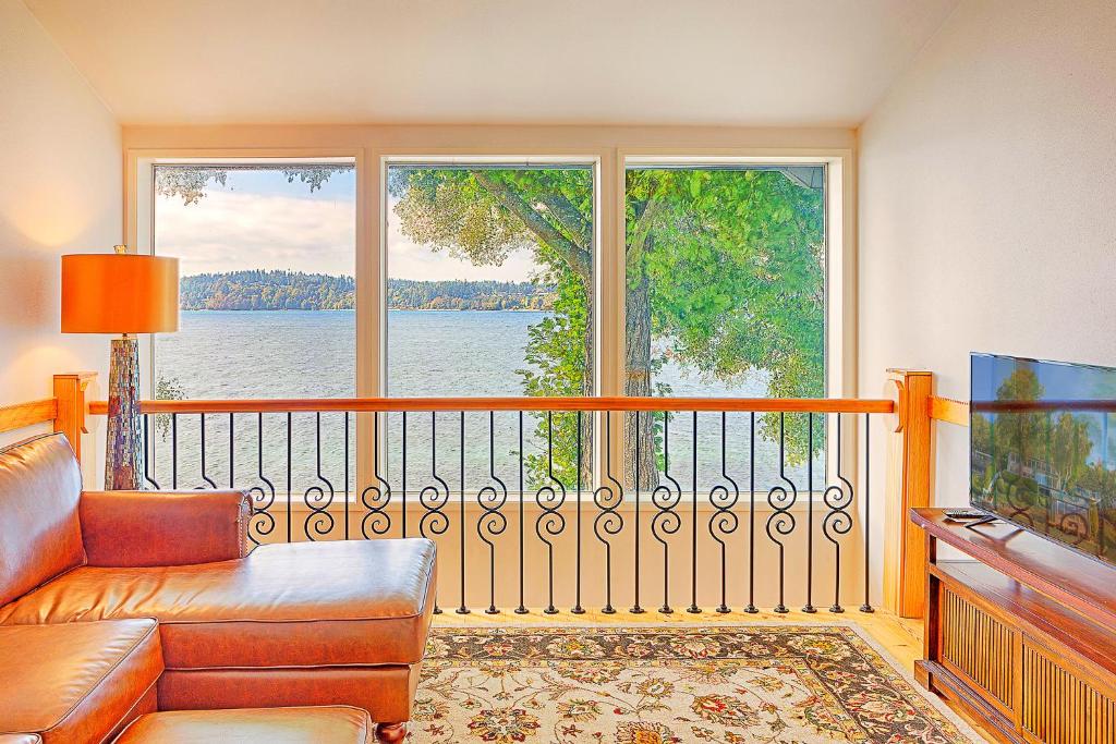 Four Stone Beach House - image 2