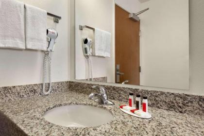Travelodge by Wyndham Vaughn - image 7