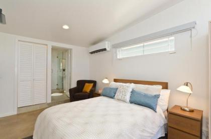 Venice One Bedroom Artist Bungalow - image 14