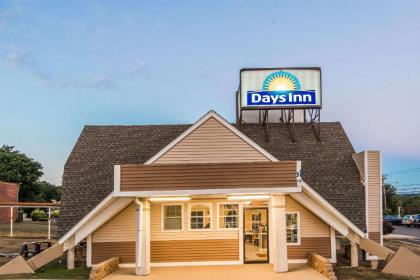 Days Inn by Wyndham Vernon - image 8
