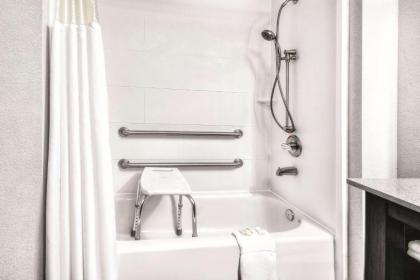 La Quinta by Wyndham Victoria - South - image 11