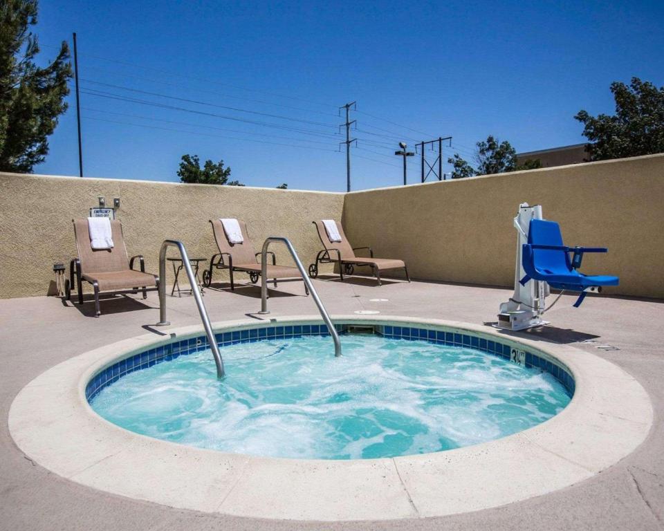 Comfort Suites Victorville - image 4