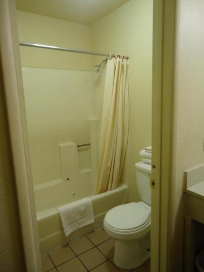 Economy Inn - image 9