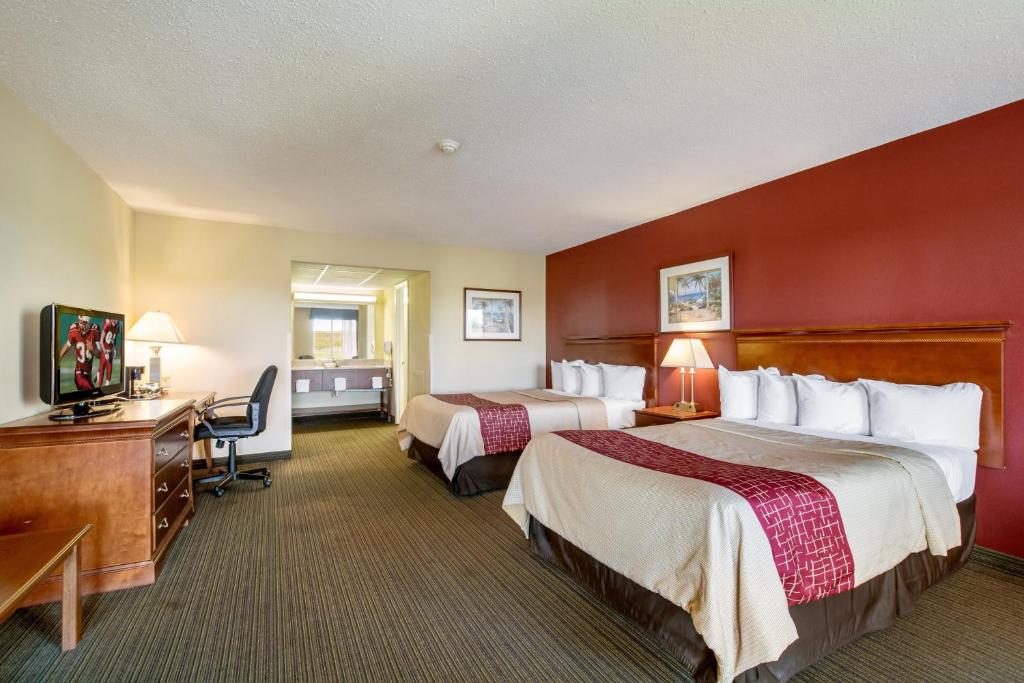 Red Roof Inn Vincennes - image 2