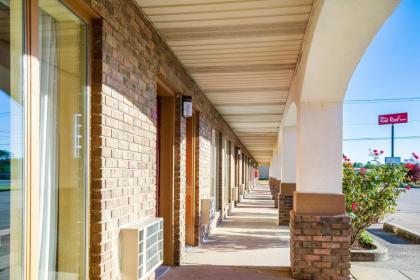 Red Roof Inn Vincennes - image 9