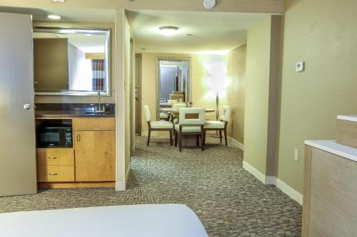DoubleTree by Hilton Virginia Beach - image 2