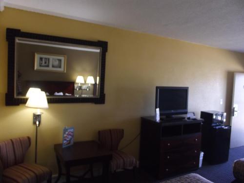 Ambassadors Inn & Suites - image 4