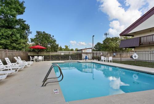 Red Roof Inn Virginia Beach - image 4