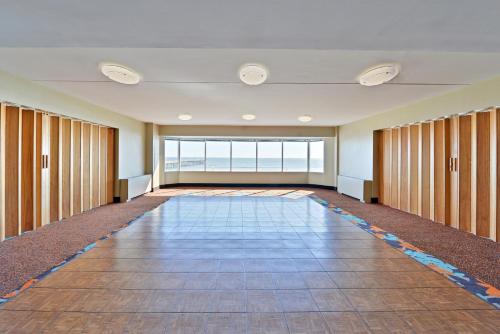 Best Western Plus Sandcastle Beachfront Hotel - image 5