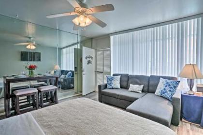 Virginia Beach Studio with Balcony and Pool View!