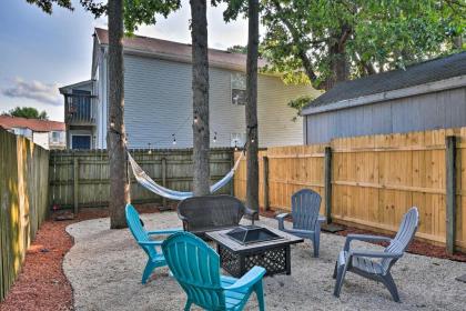 Virginia Beach Townhouse - 2 Mi to Boardwalk! - image 2