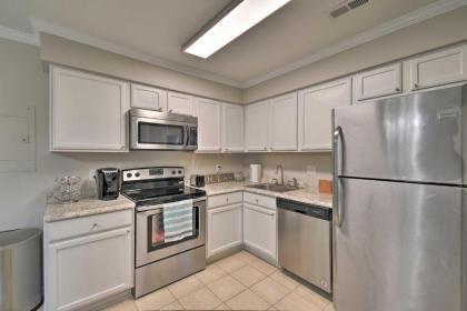 Virginia Beach Townhouse - 2 Mi to Boardwalk! - image 8