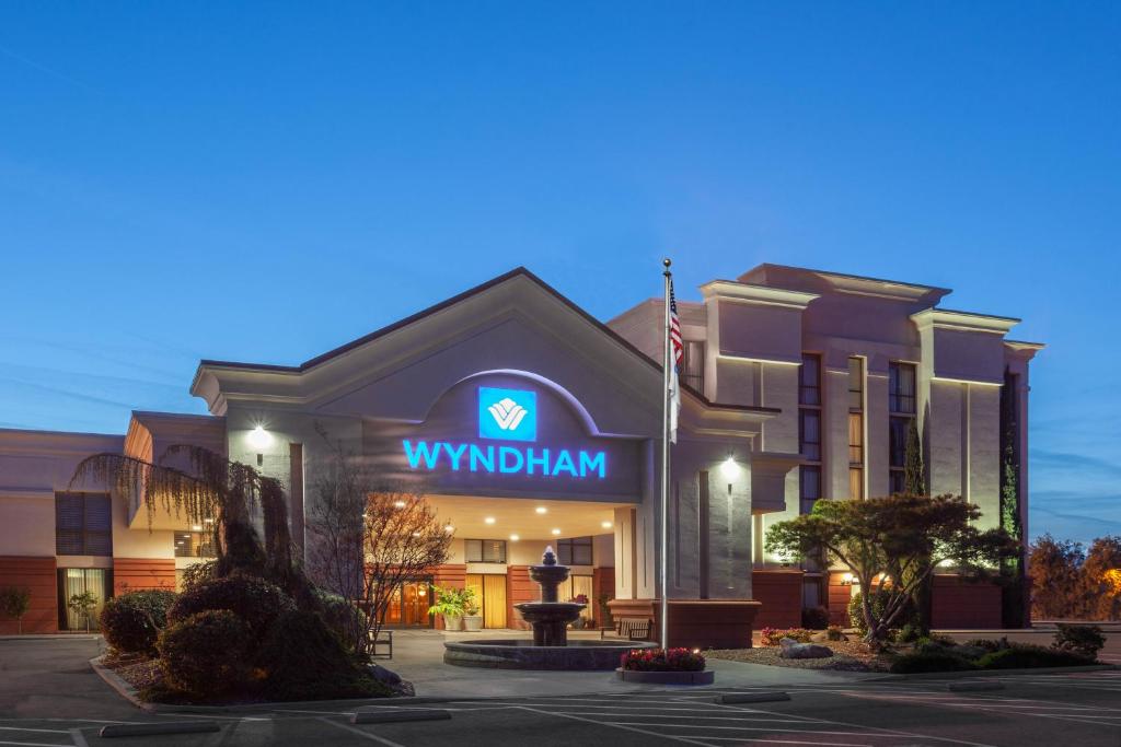 Wyndham Visalia - main image