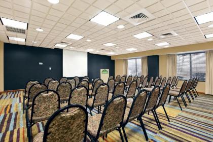 Comfort Inn & Suites - image 15