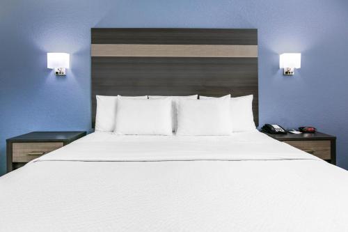Days Inn by Wyndham Waco - image 2