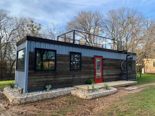 Beautiful New Container Home 12 min. to Magnolia - main image