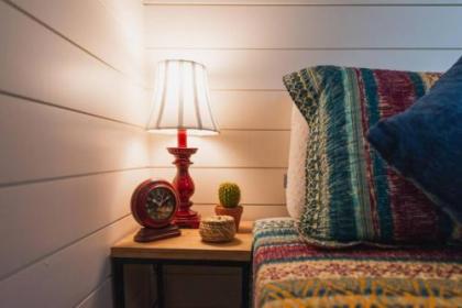 Beautiful New Container Home 12 min. to Magnolia - image 4