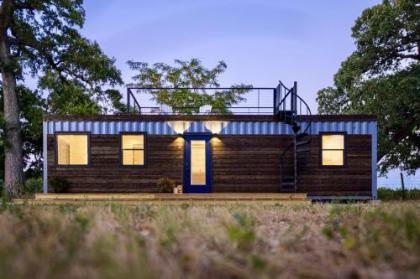 Container tiny Home 12 min to magnolia Silos and Baylor Texas