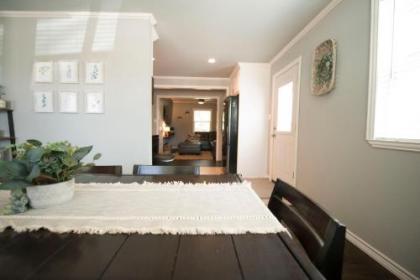 Walk to the Silos! 3 Bed 1960's Bungalow near Baylor - image 5