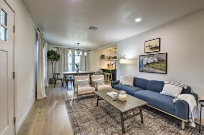 Home with modern Charm Less than 3mi to magnolia market