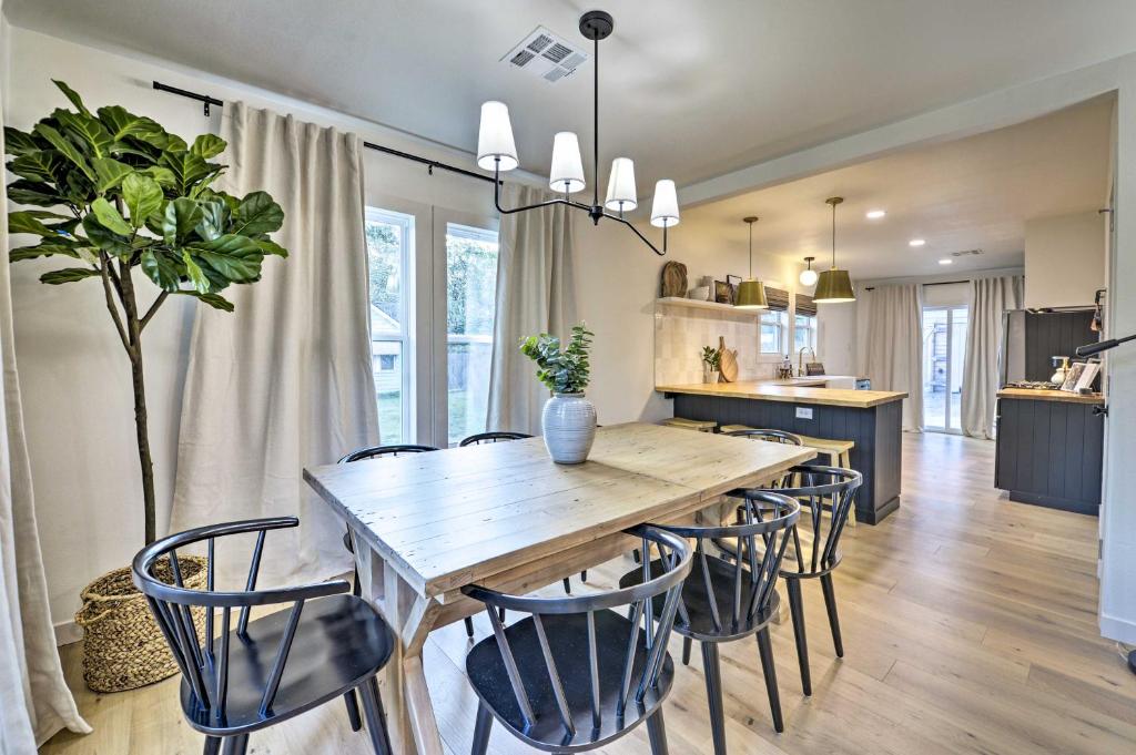 Home with Modern Charm Less Than 3Mi to Magnolia Market - image 2