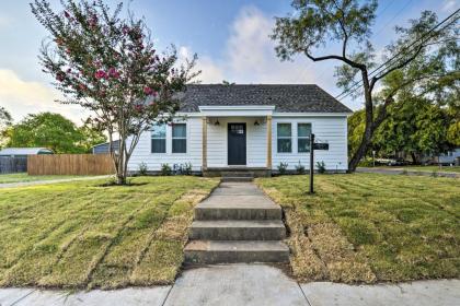 Home with Modern Charm Less Than 3Mi to Magnolia Market - image 3