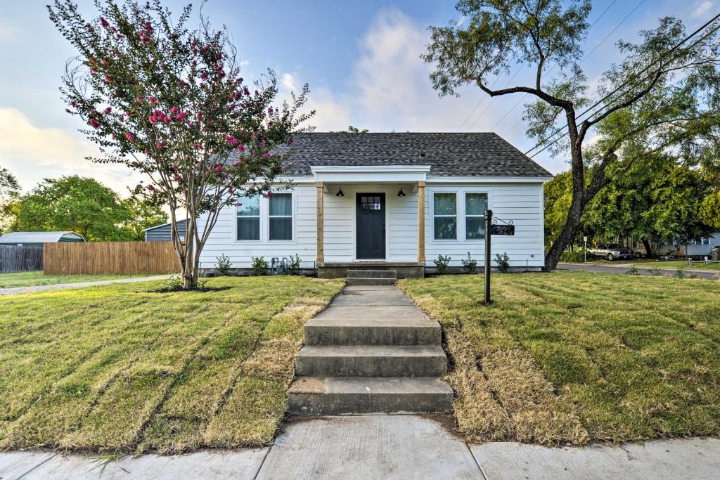 Home with Modern Charm Less Than 3Mi to Magnolia Market - image 3
