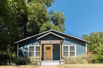 Escape to a Restored 1920s East Waco Bungalow - image 18