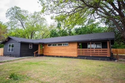 New the mod Poppy Large home 10 minutes from it all Waco