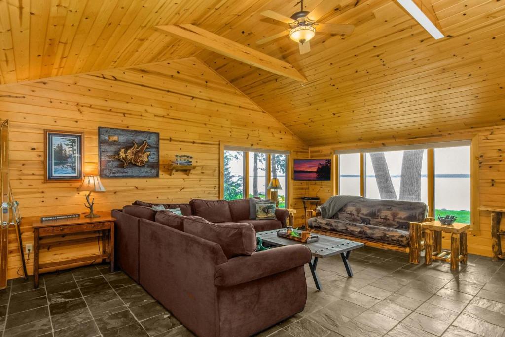 NEW Cozy and Quaint Leech Lake Escape! - image 3