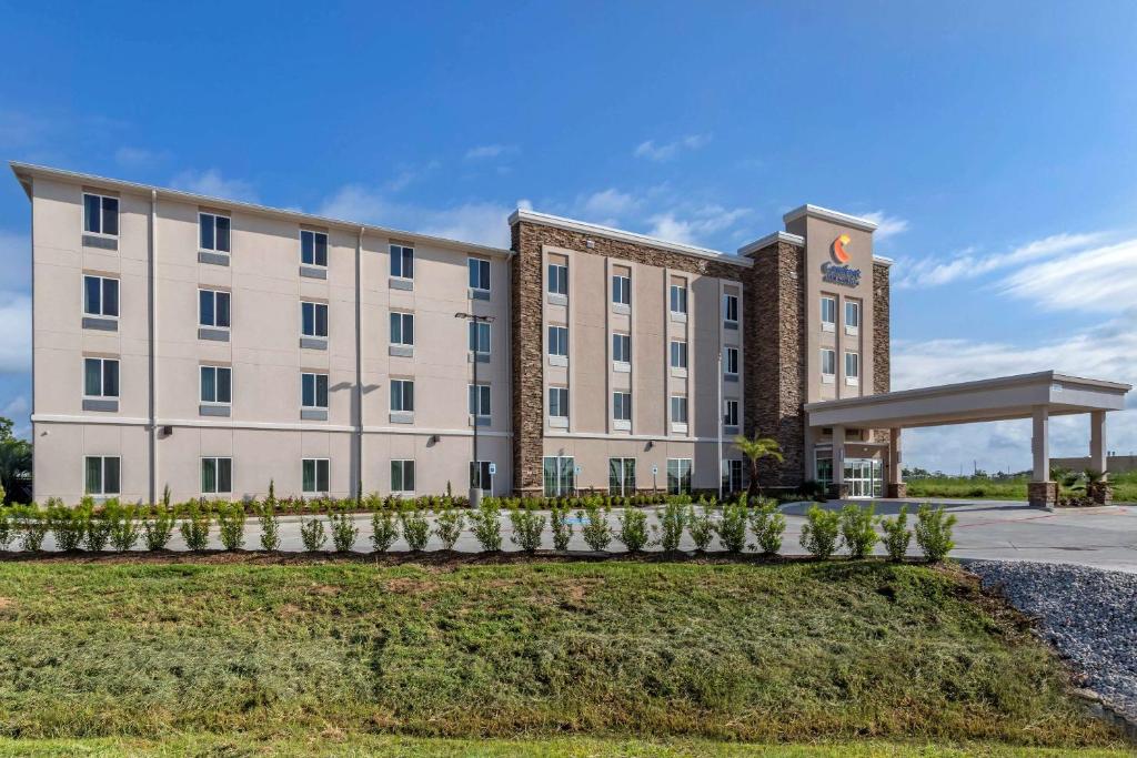 Comfort Inn & Suites - image 4