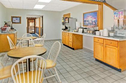 Super 8 by Wyndham Walnut - image 15