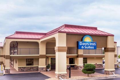 Days Inn & Suites by Wyndham Warner Robins Near Robins AFB - image 1