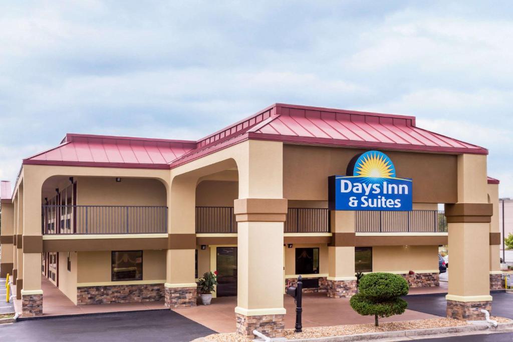 Days Inn & Suites by Wyndham Warner Robins Near Robins AFB - main image