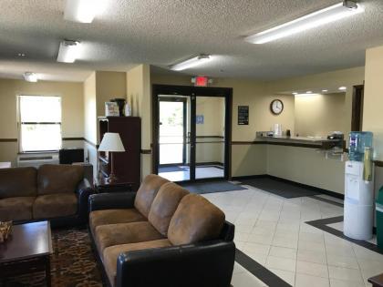 Clairmont Inn & Suites - Warren - image 12