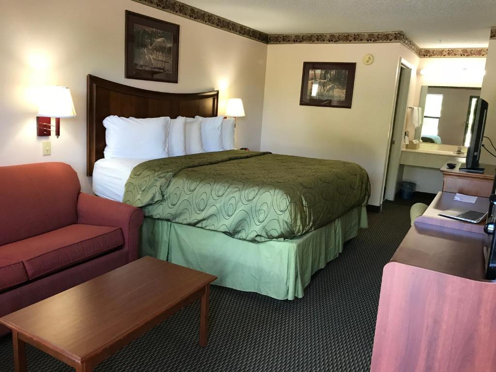 Clairmont Inn & Suites - Warren - image 4