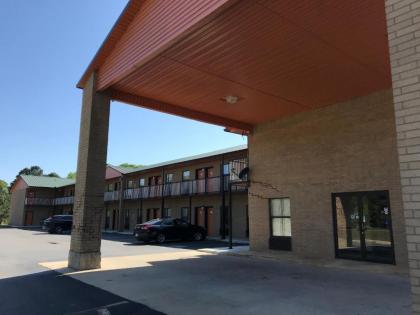 Clairmont Inn & Suites - Warren - image 8