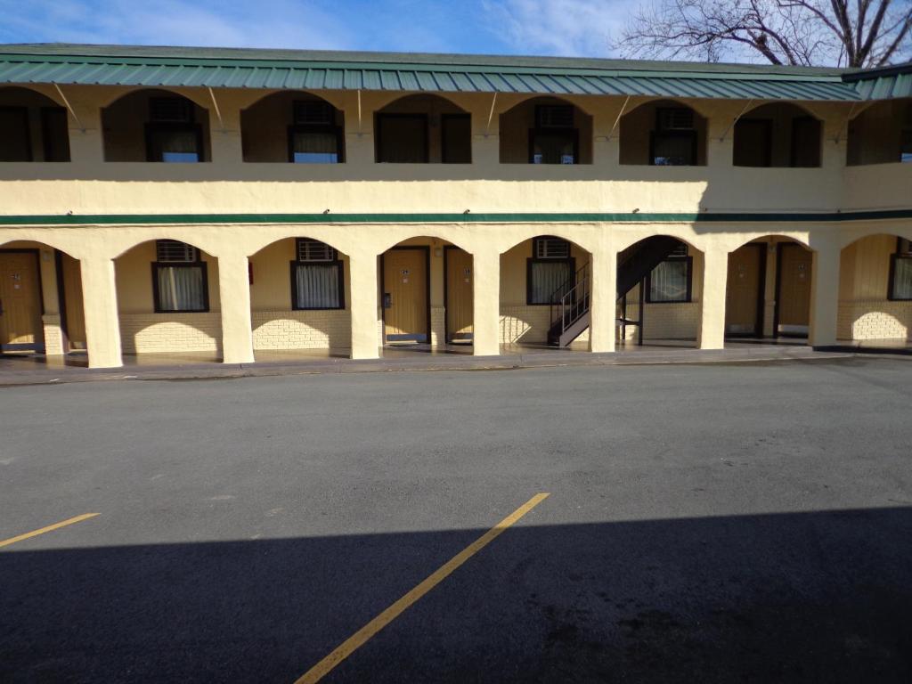 Economy Inn Express Warren - image 2