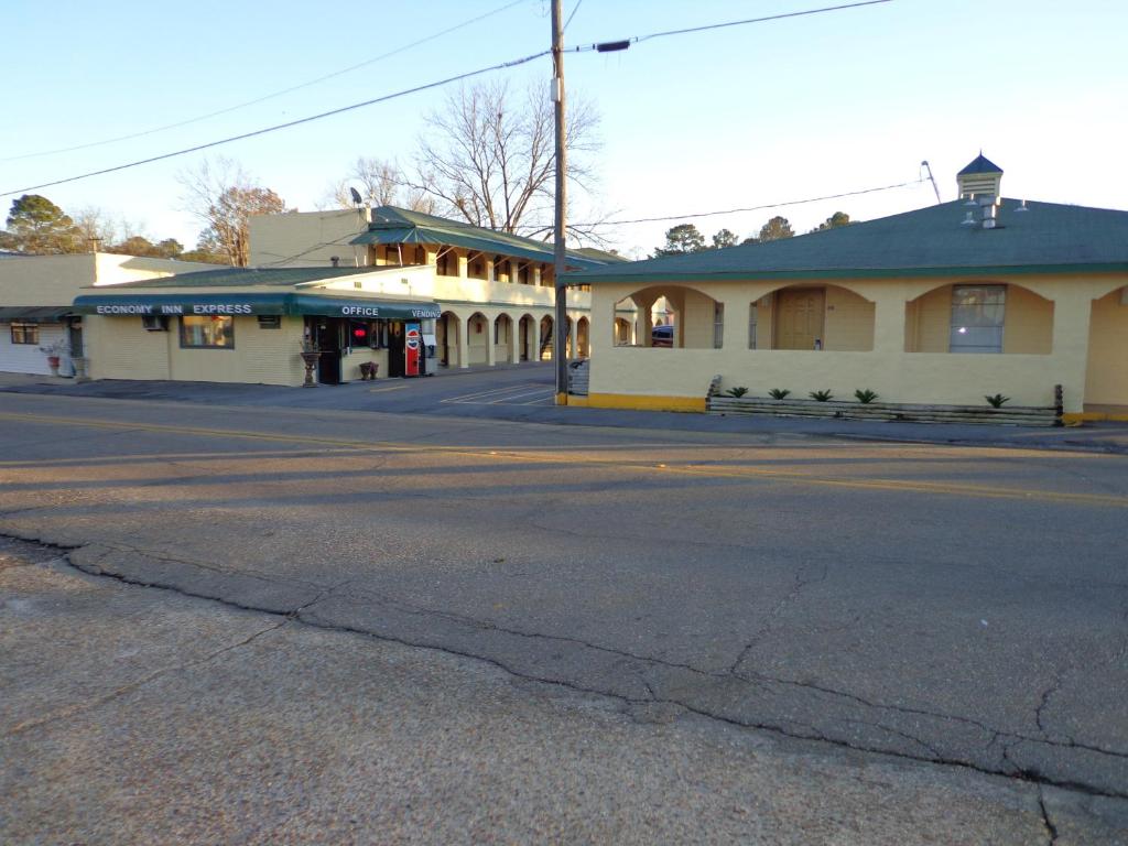 Economy Inn Express Warren - image 3