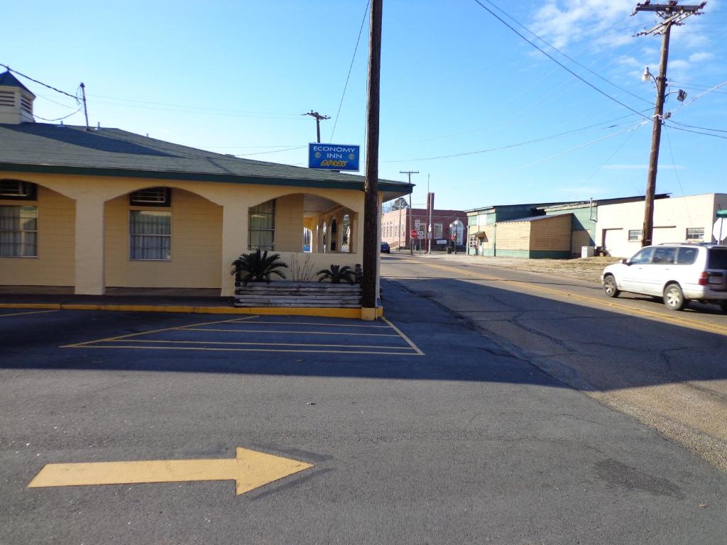 Economy Inn Express Warren - image 5