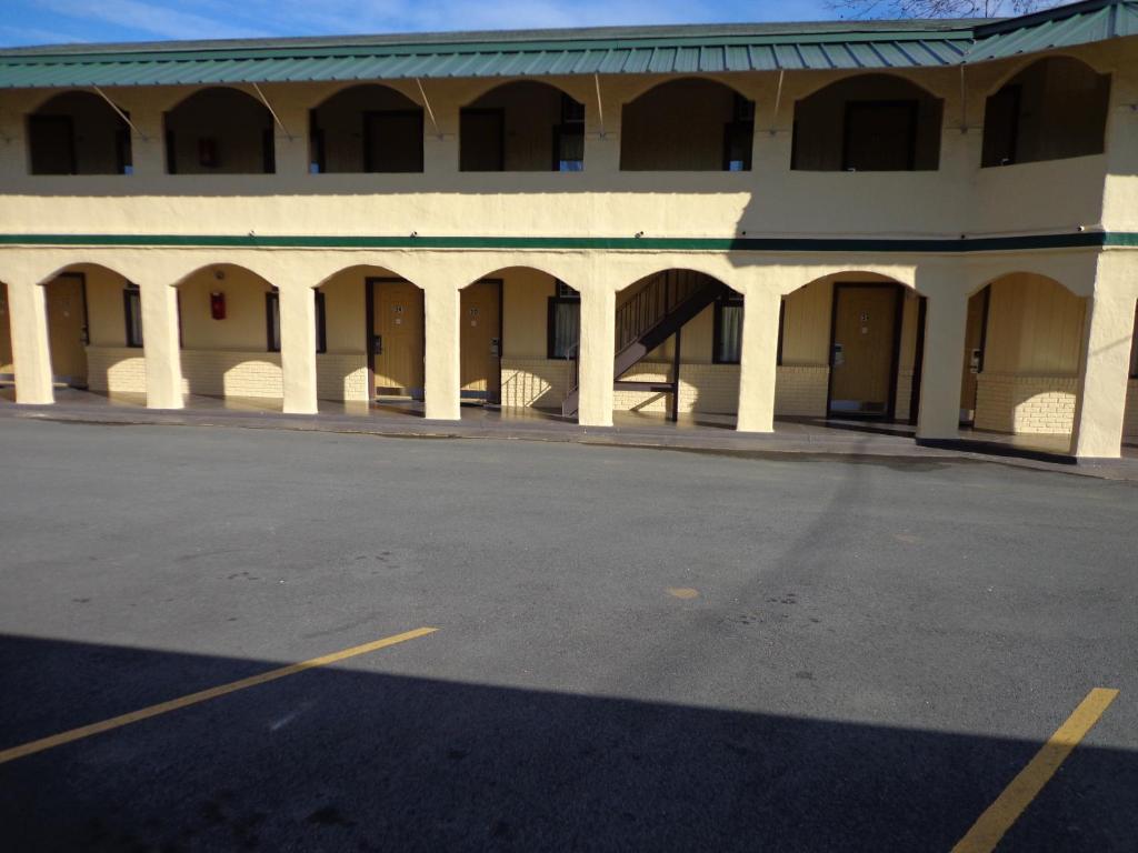 Economy Inn Express Warren - image 6