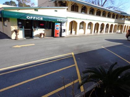 Economy Inn Express Warren - image 7
