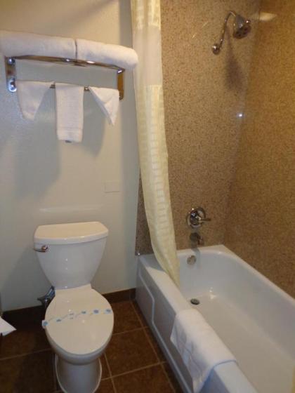 Economy Inn Express Warren - image 9